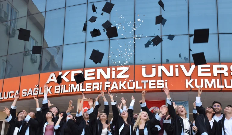 Akdeniz Üniversitesi Kumluca MYO'da mezuniyet coşkusu