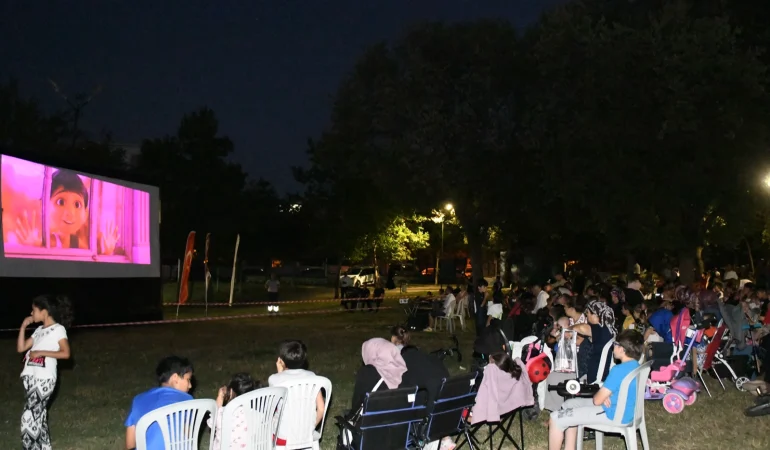 Bursa Osmangazi’de açık hava sinema keyfi devam ediyor