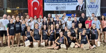 Gölcük'te minik voleybolcular plajda ödüllendi