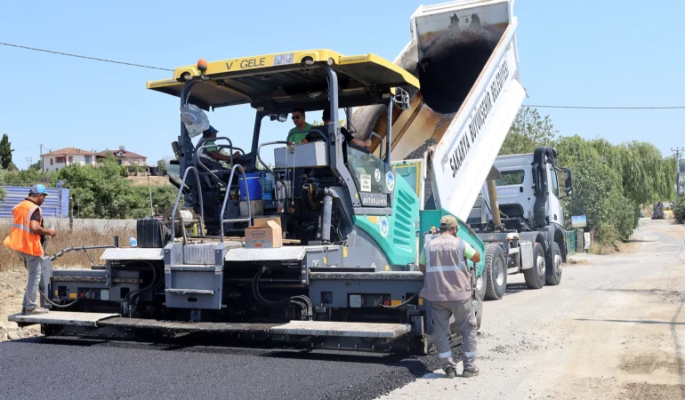 Sakarya Kaynarca’da asfalt mesaisini sürdürüyor